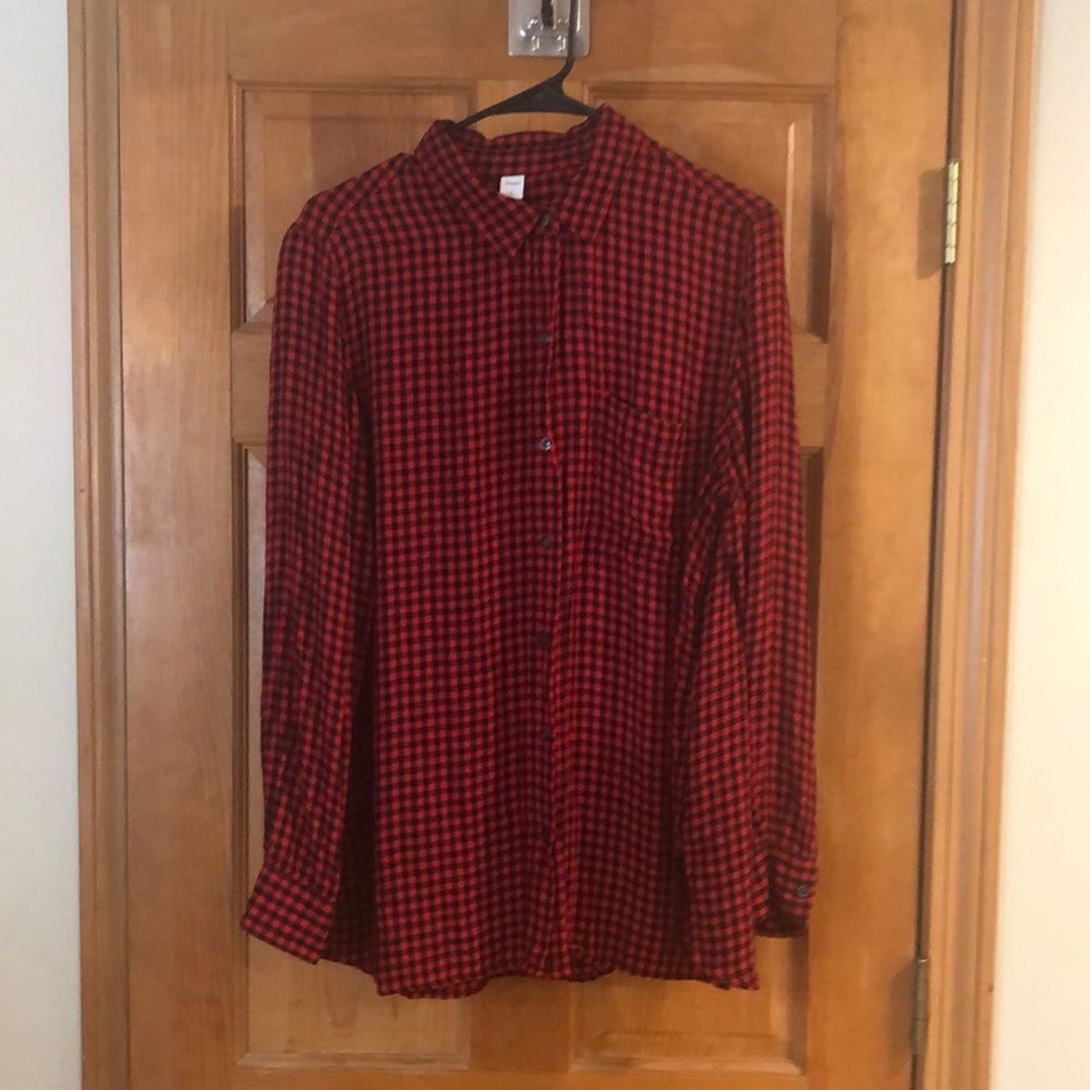OLD Navy women’s red gingham print button down shirt size large.